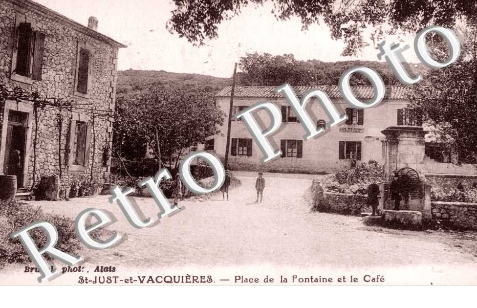 place de la fontaine et le cafe