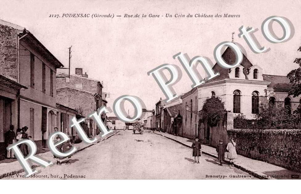 Rue de la gare - Un coin du chateau des Mauves