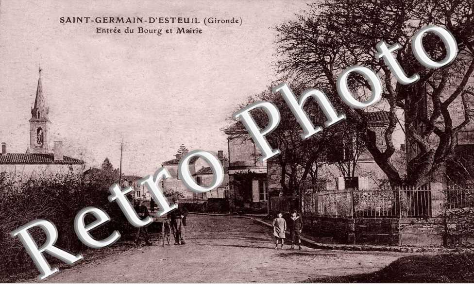 Entree du Bourg et Mairie