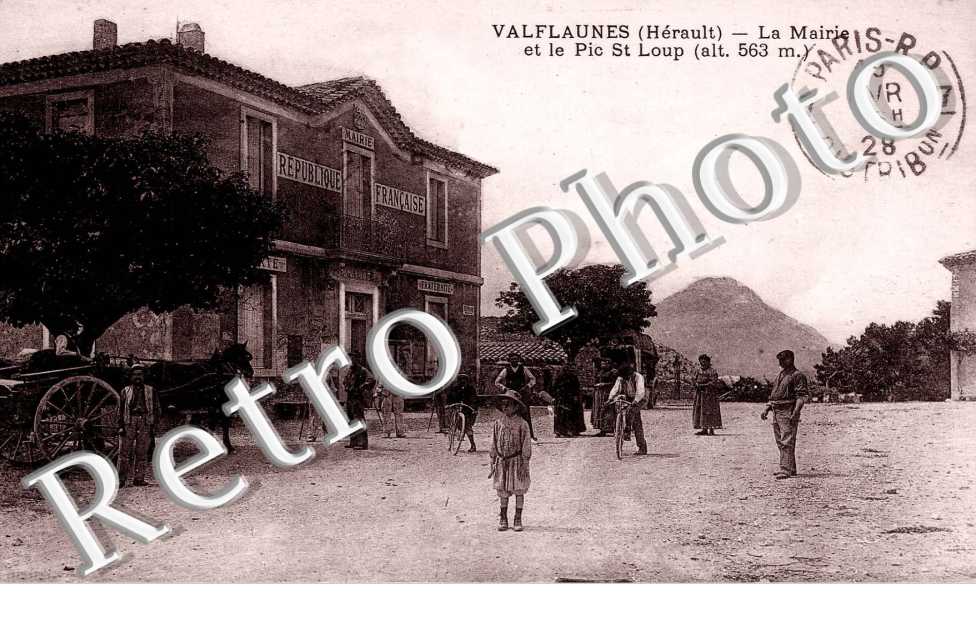 la Mairie et le Pic Saint Loup