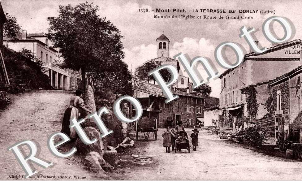 montee de l&#039;eglise et route de grand croix