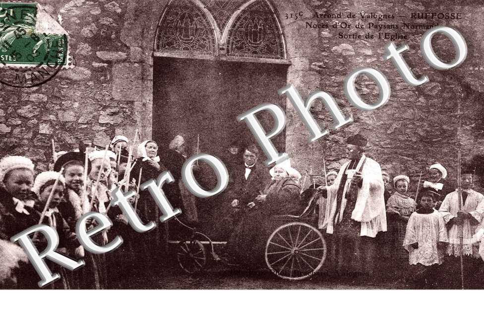 Noces d&#039;or de paysans normands - sortie de l&#039;eglise RUFFOSSE