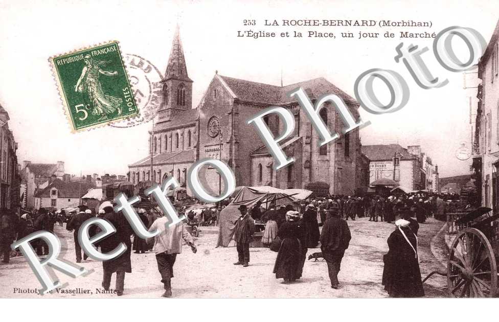 L&#039;eglise et la place un jour de marche