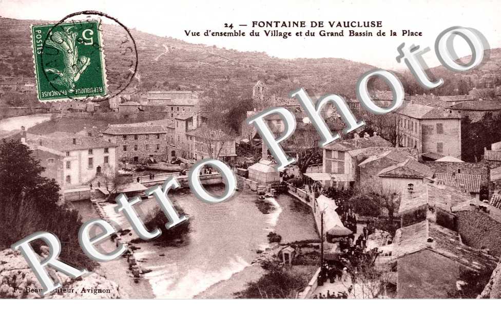 vue d'ensemble du village et du grand bassin de la place