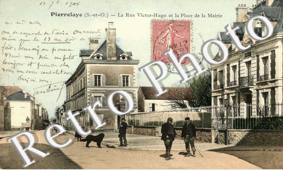 La rue Victor Hugo et la place de la mairie (couleur)