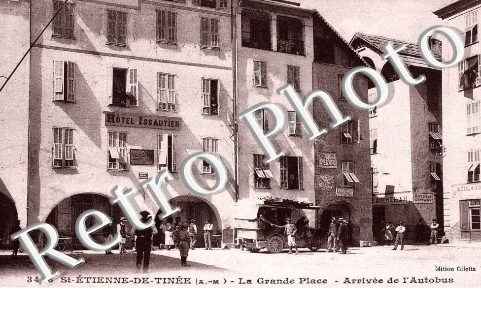La grande place - arrivee de l&#039;autobus