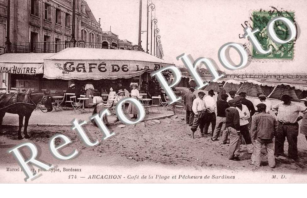 Cafe de la Plage et pecheurs de sardines