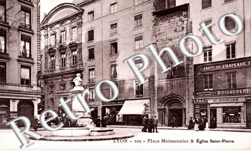 Place Meissonnnier et Eglise saint Pierre