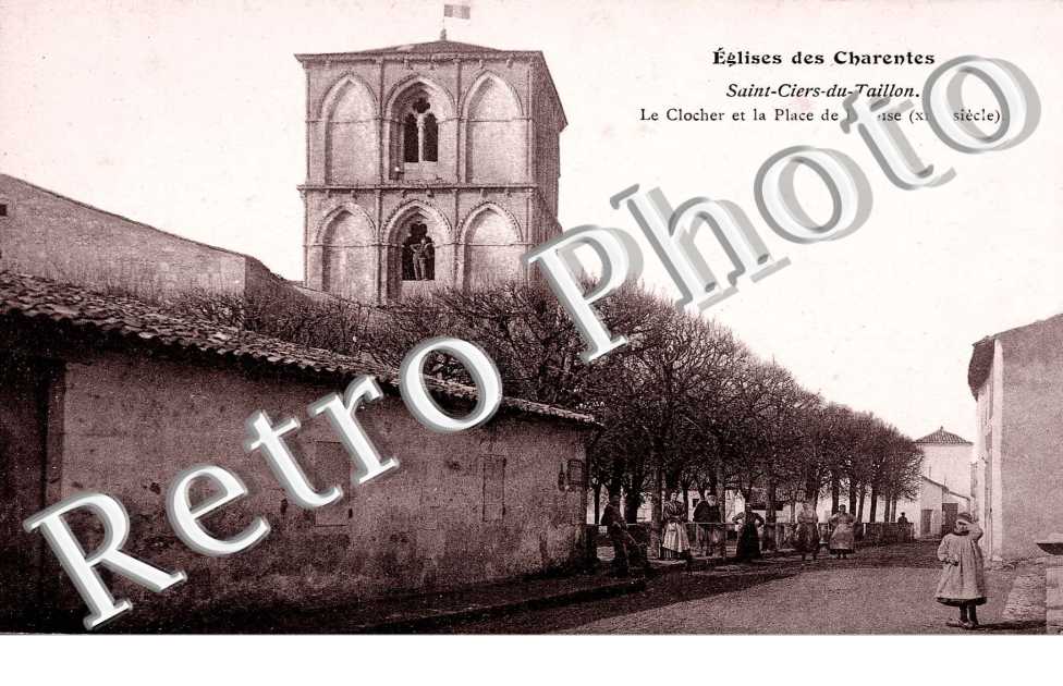 Le clocher et la place de l&#039;eglise