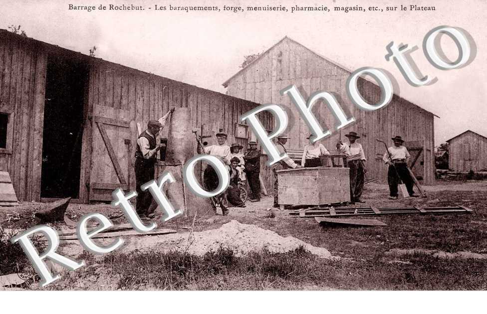 BARRAGE DE ROCHEBUT.Les baraquements, forge, menuiserie, pharmacie, magasin etc sur le plateau