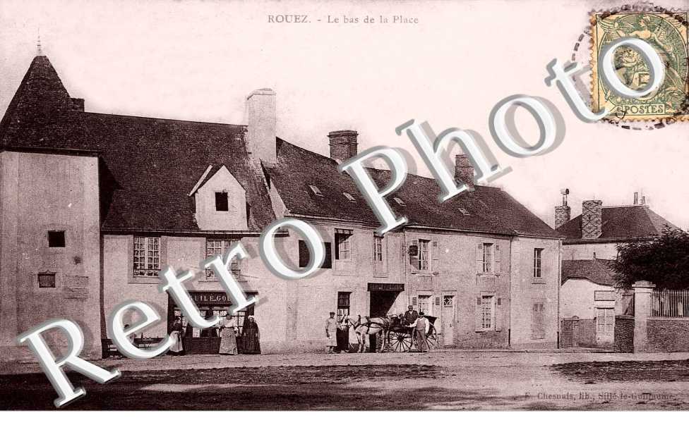 le bas de la place