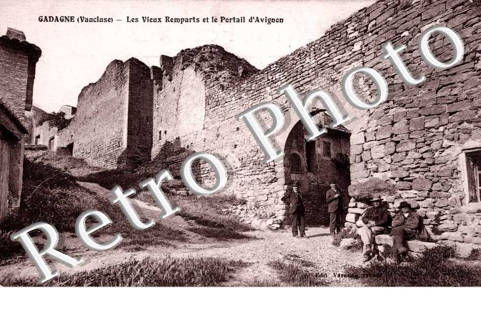 les vieux remparts et le portail d'Avignon