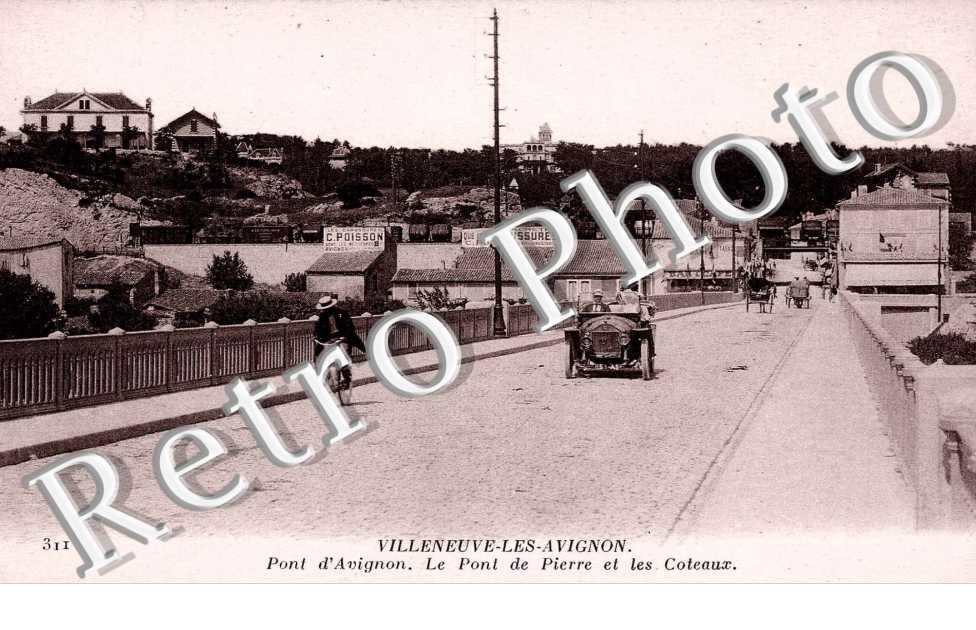 pont d&#039;avignon - le pont de pierre et les coteaux