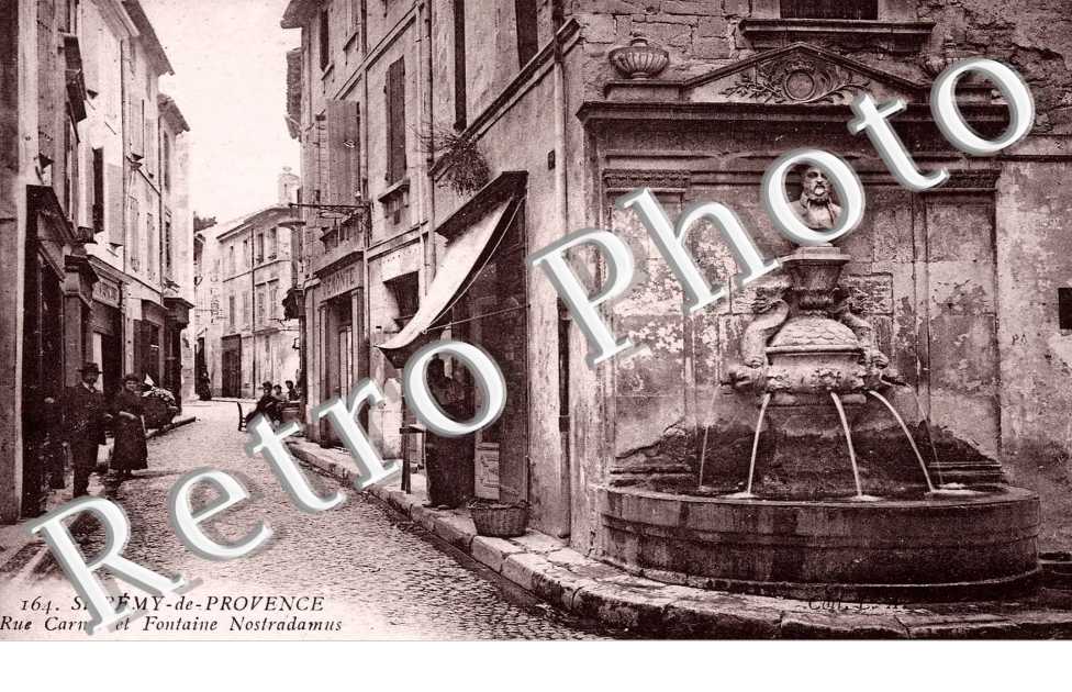 Rue Carnot et Fontaine Nostradamus