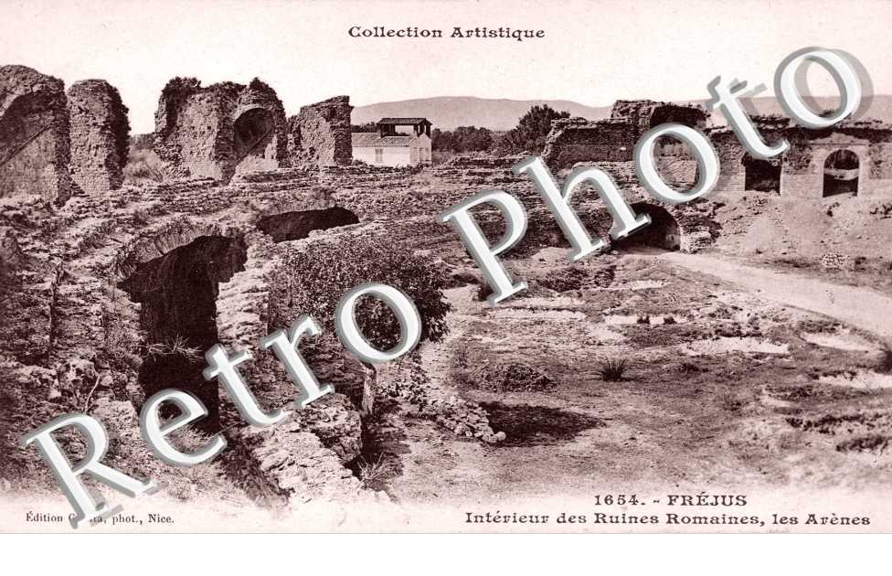 Intérieur des Ruines Romaines - Les Arènes