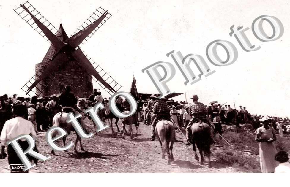 gardians de Camargue montent au moulin de Daudet
