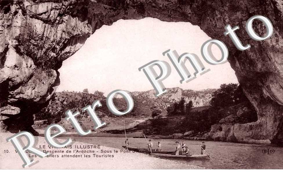 Descente de l&#039;Ardeche - Sous le pont d&#039;Arc - Les Bateliers attendent les touristes