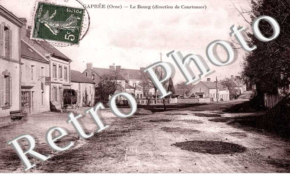 le bourg en direction de Courtomer
