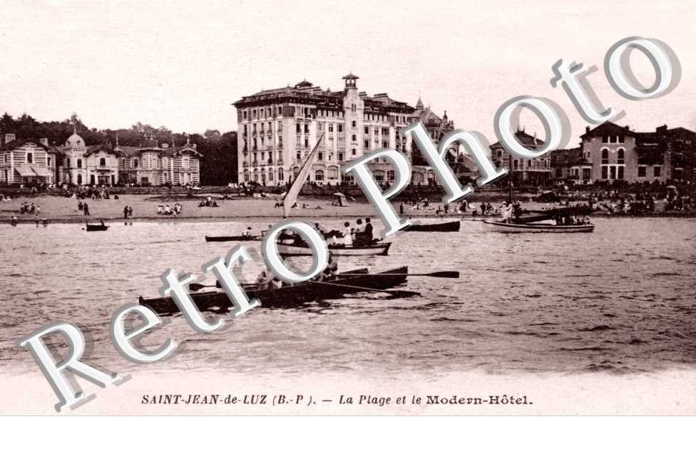 La plage et le Modern-Hotel