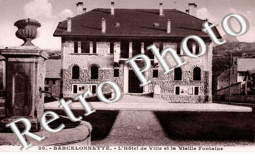 Hotel-de-ville - et vieille fontane