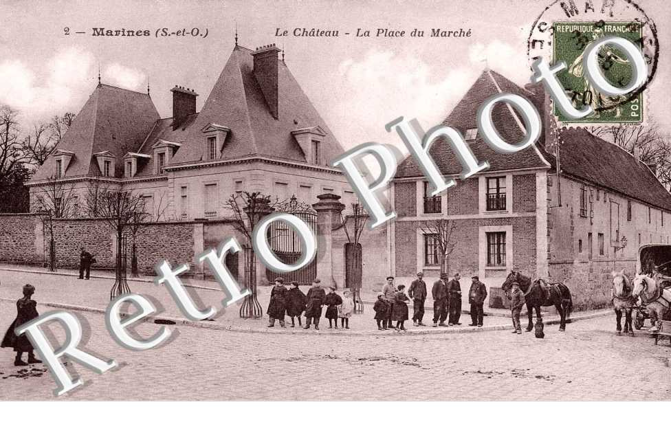 Le chateau - La place du marche