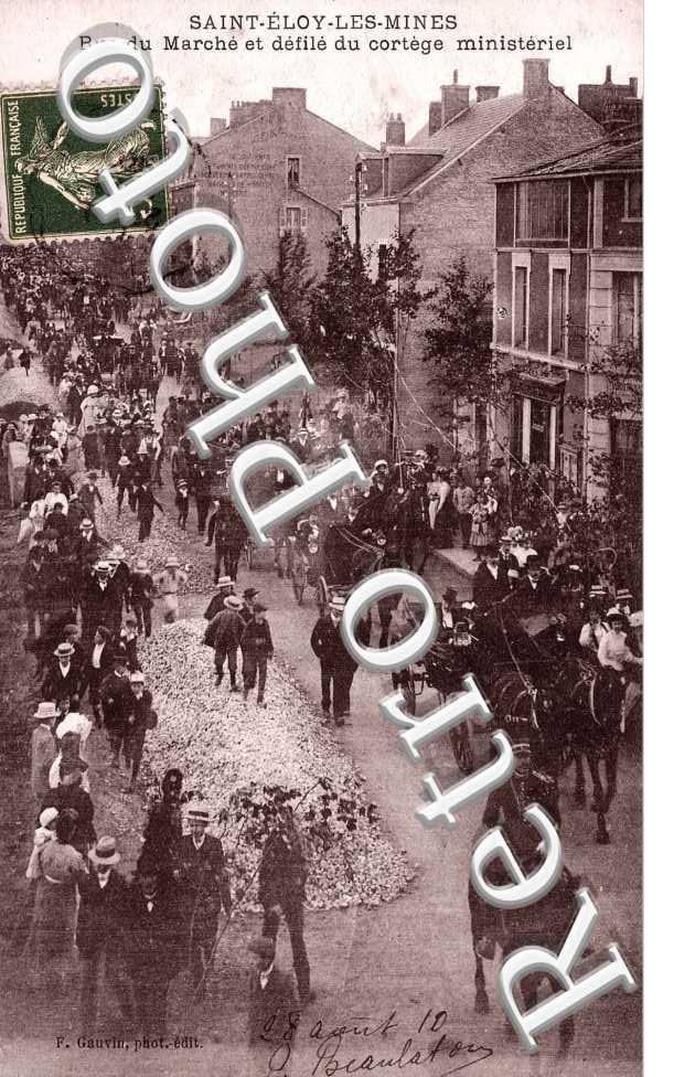 rue du marche et defile du cortege ministeriel