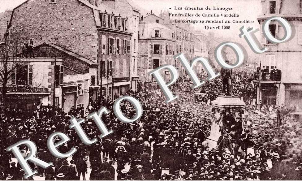 LES EMEUTES Funerailles de Camille Vardelle Le cortege se rendant au cimetiere 19 avril 1905