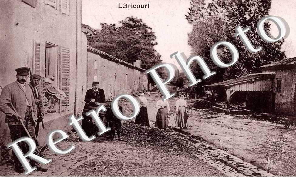 ( une rue du village )