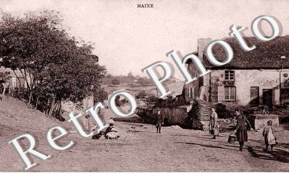( une rue du village )