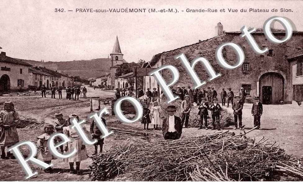 Grande Rue et vue du plateau de Sion
