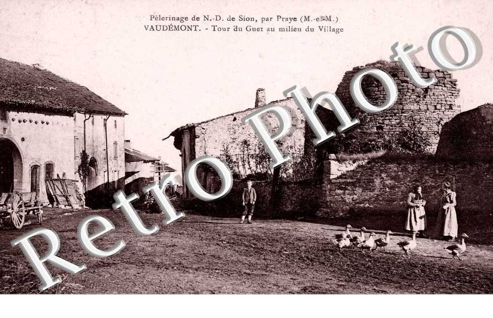 Tour du Guet au milieu du village
