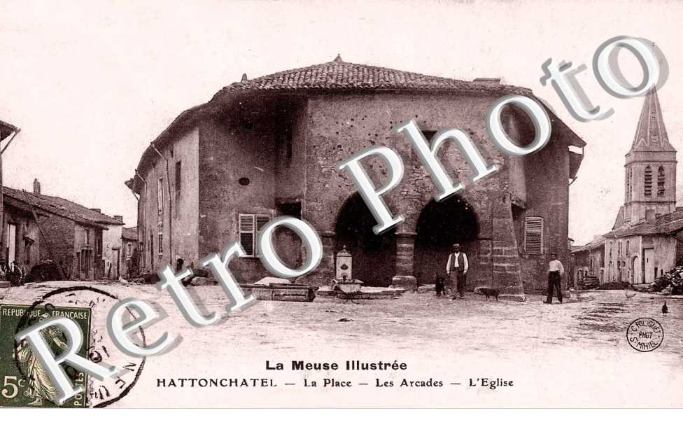 la place - les arcades - l'eglise
