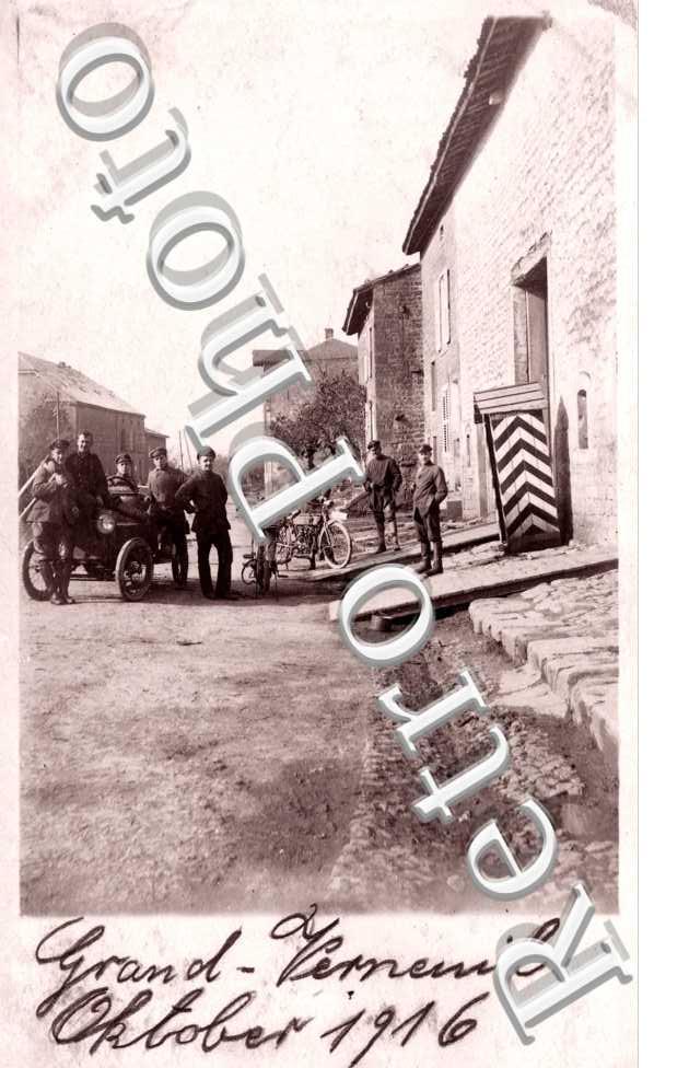 Des soldats posant dans une rue 