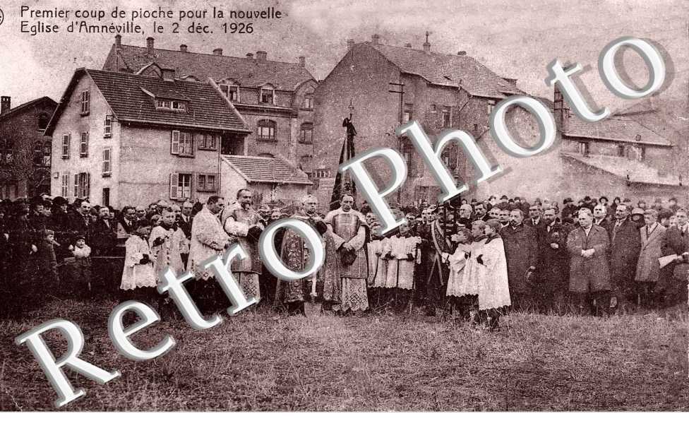 premier coup de pioche pour la nouvelle eglise, le 2 decembre 1926
