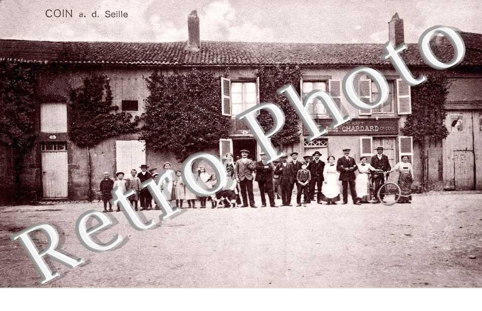 Un groupe pris en photo devant une maison