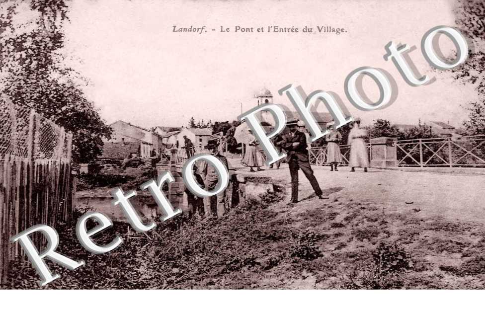 Le pont et l&#039;entree du village