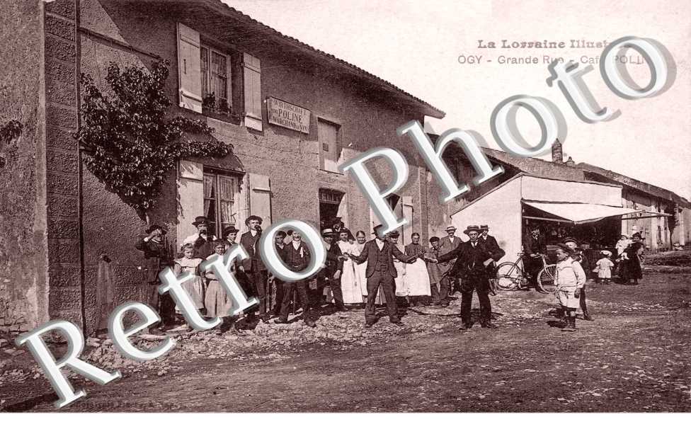 Grande rue et Cafe Poline (stand et fete au village)