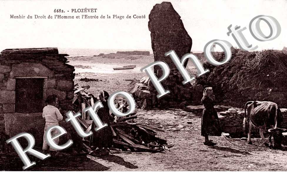 menhir du droit de l&#039;homme et entree de la plage de Conte