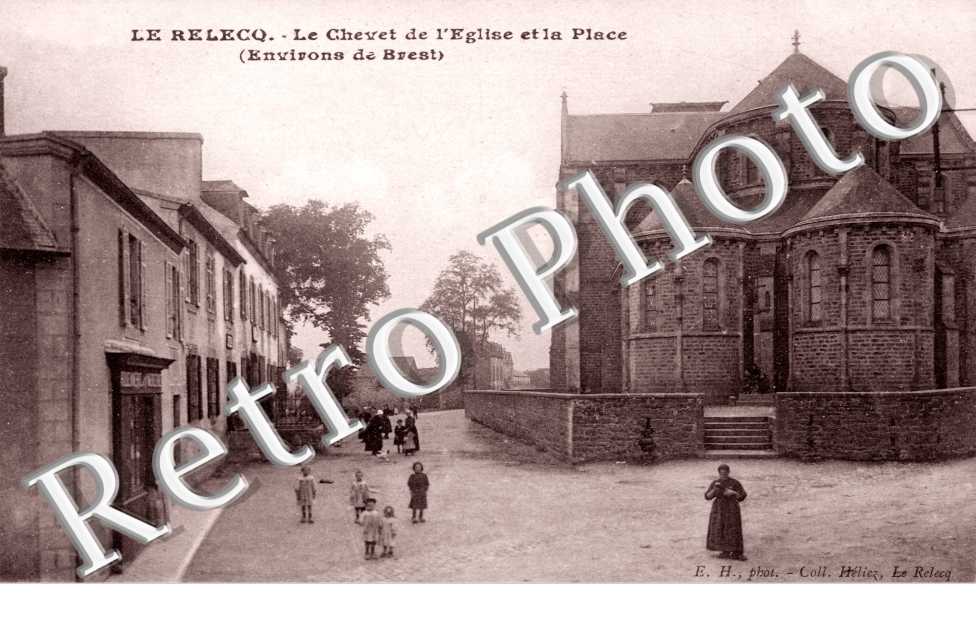 le chevet de l&#039;eglise et la place