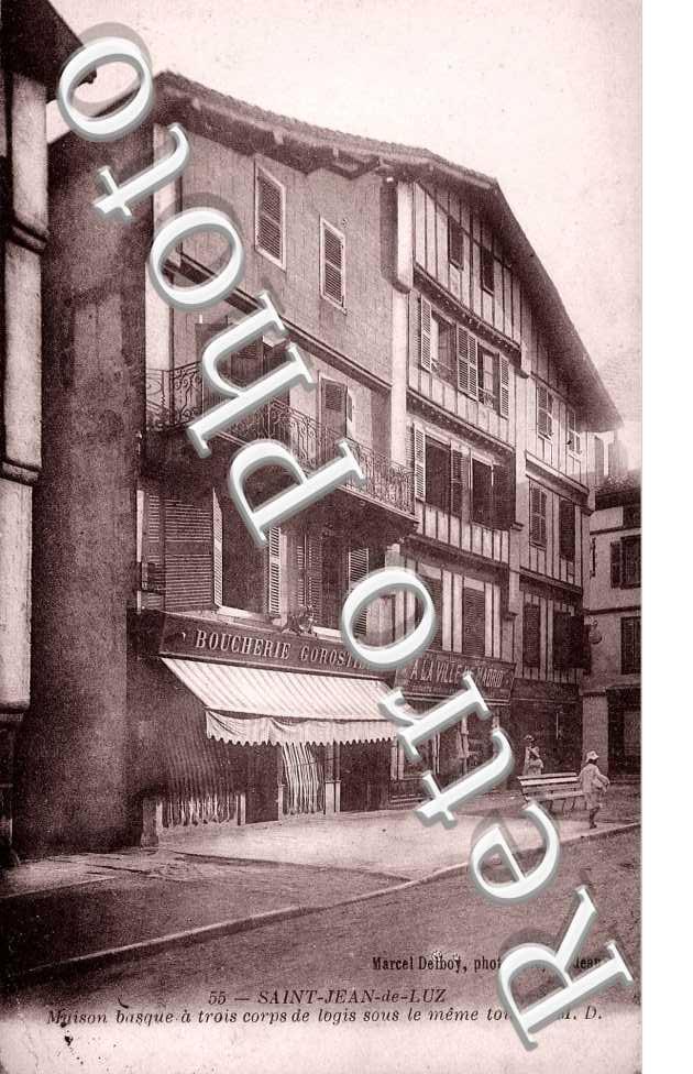 Maison Basque a trois corps de logis sous le meme toit
