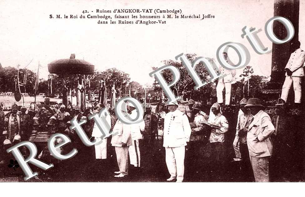 Ruines d'Angkor Vat, S. M. le Roi faisant les honneurs a M. le Marechal Joffre