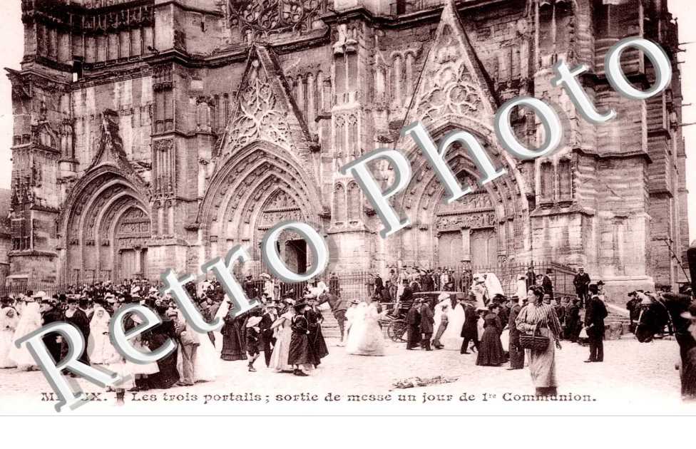 Les Trois Portails - Sortie de Messe un jour de Ière Communion