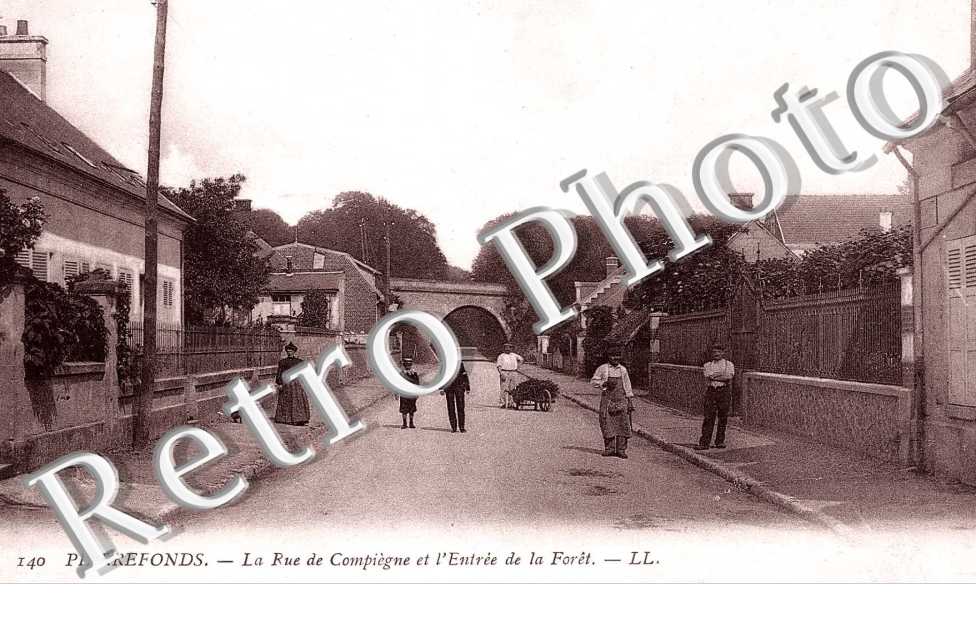la rue de Compiegne et l' entree de la foret