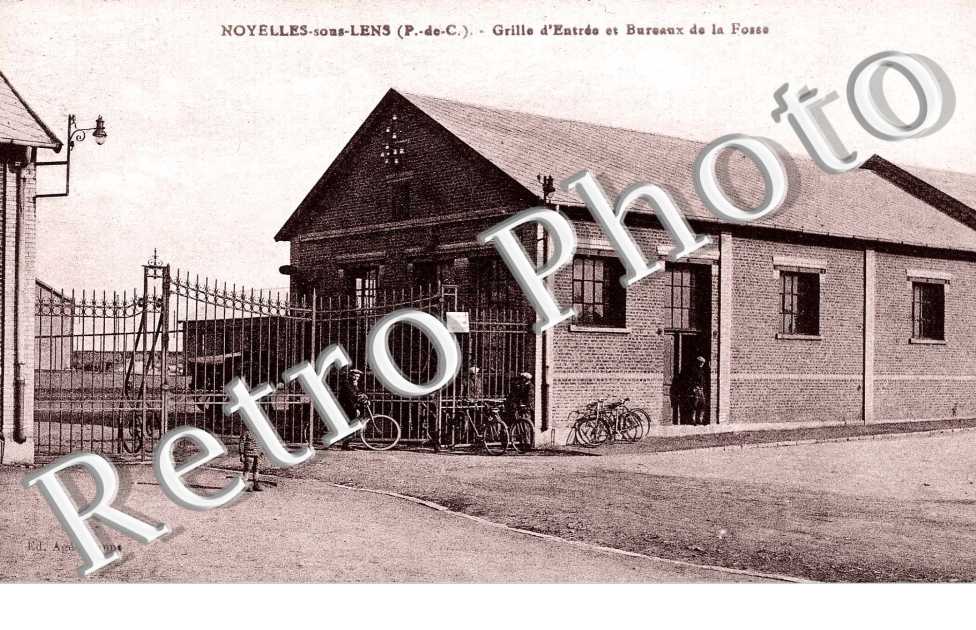 Grille d&#039;entree et bureau de la fosse