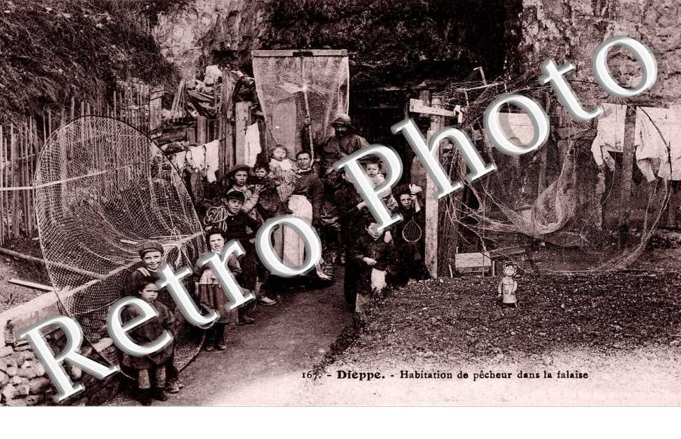 Habitation de pecheurs dans la falaise