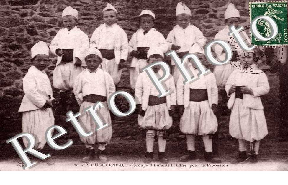 groupe d&#039;enfants habilles pour la procession