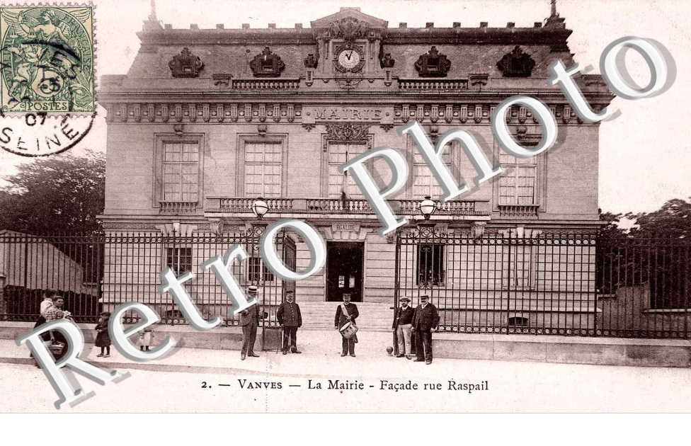 La mairie, Façade rue Raspail