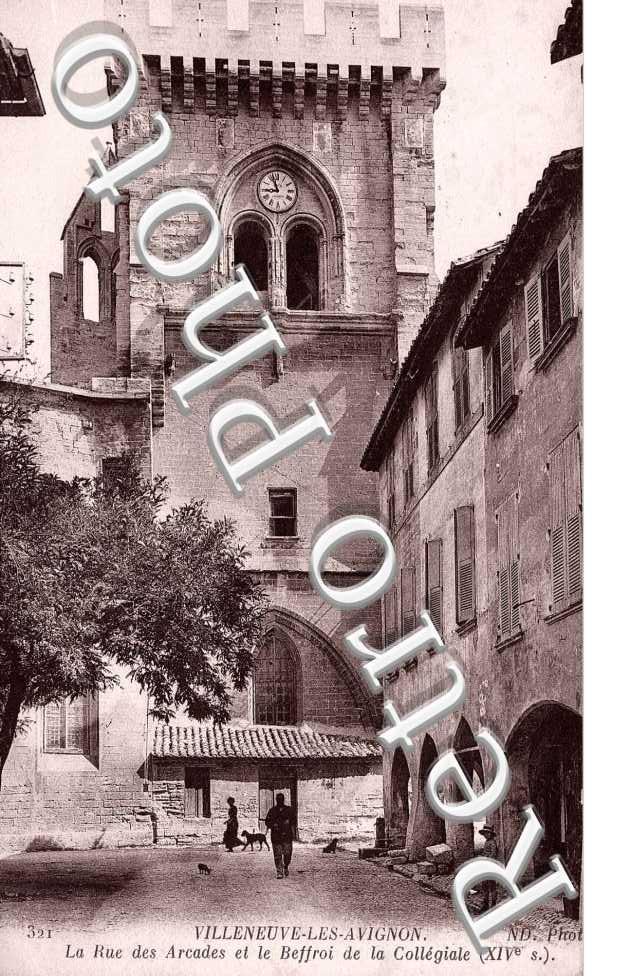 Rue des arcades et beffroi collegiale