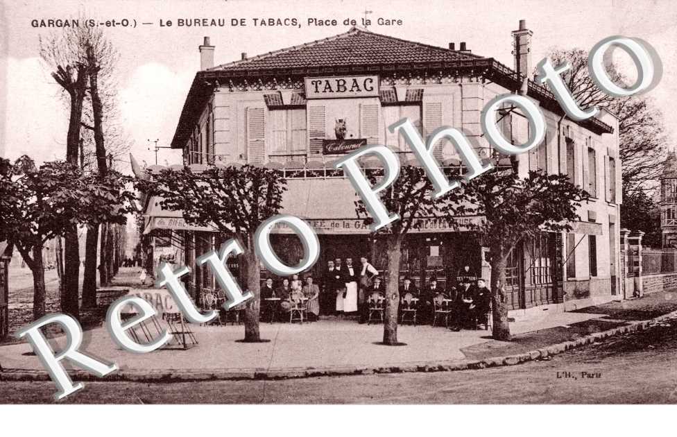 Le Bureau de Tabacs, place de la Gare