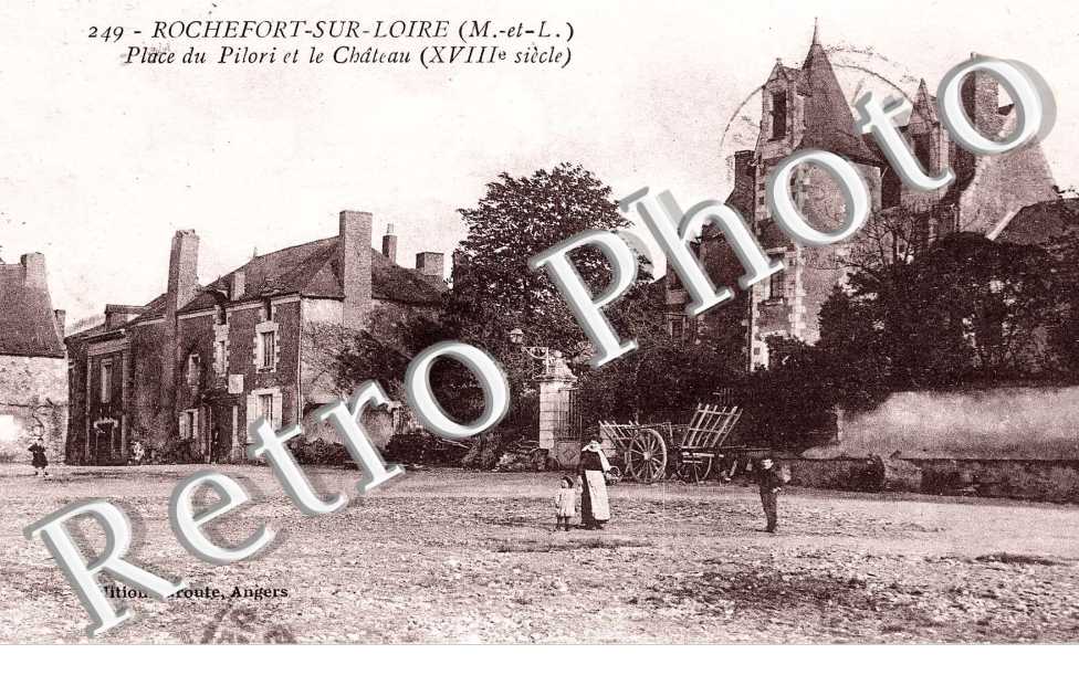 Place du Pilori et le Chateau